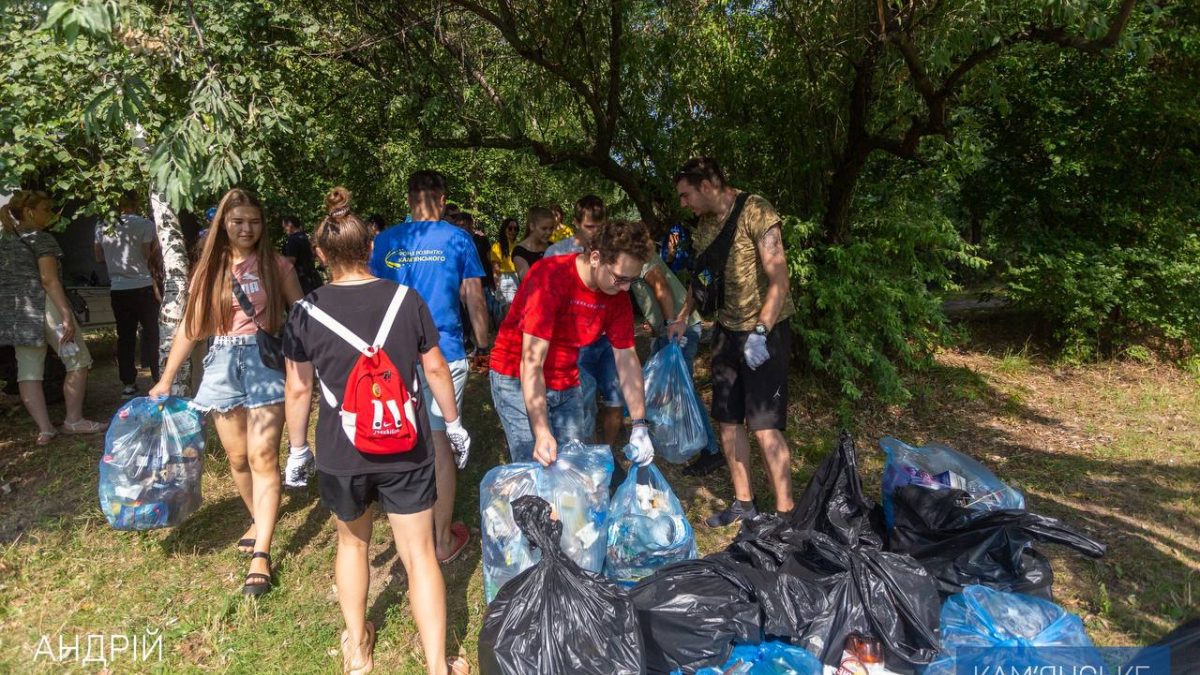 Активісти Кам'янського прибрали зелену зону біля лівобережного дренажного каналу: скільки сміття зібрали