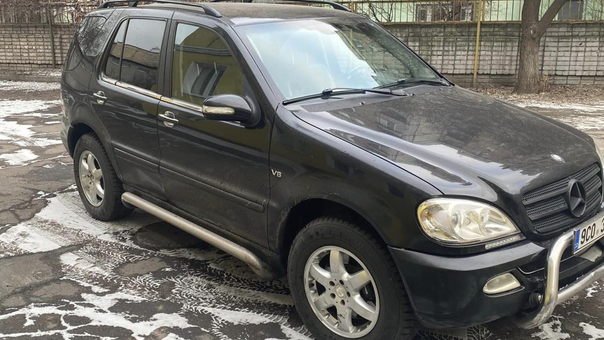 Освітяни Кам’янського передали авто військовим на Авдіївському напрямку