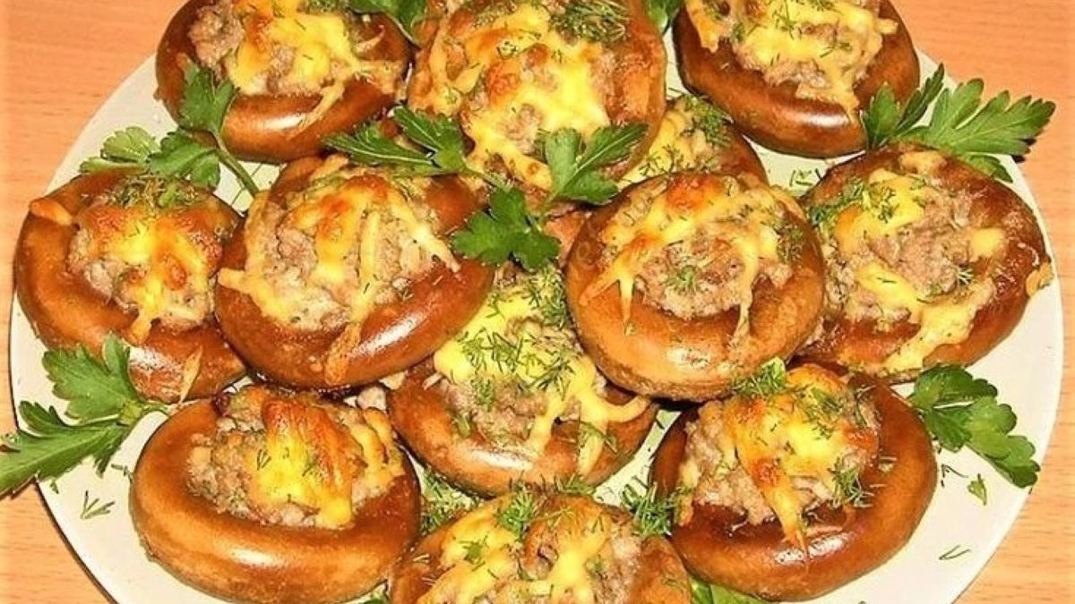 Бублики с фаршем. Фаршированные баранки с фаршем в духовке. Бублик с мясом. Бублики с фаршем в духовке. Баранки с фаршем на сковороде.