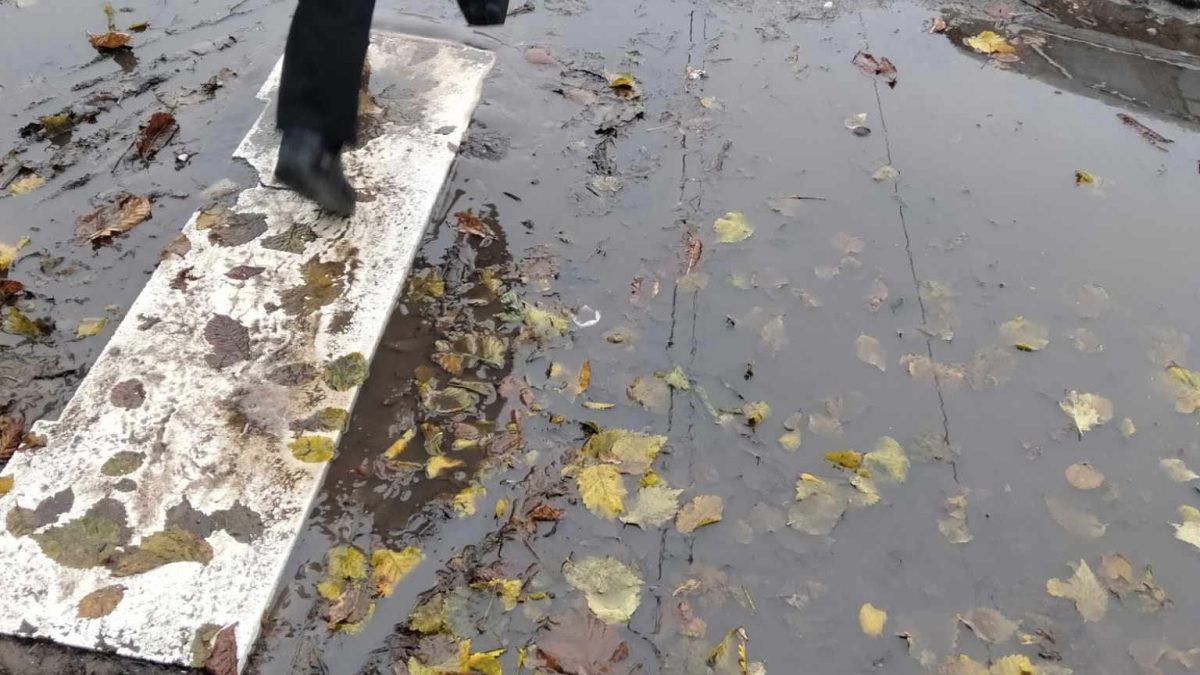 Фірма з Кам'янського втопила мешканців Ніжина - фотофакт