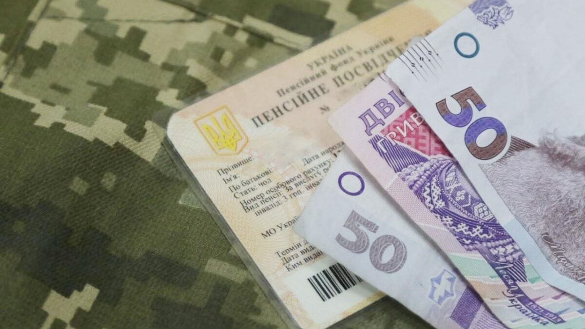 Мобілізований військовослужбовець отримує документи в Пенсійному фонді