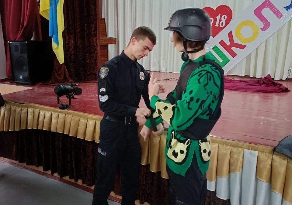 Вас розшукує поліція - у Кам'янському правоохоронці завітали до школи