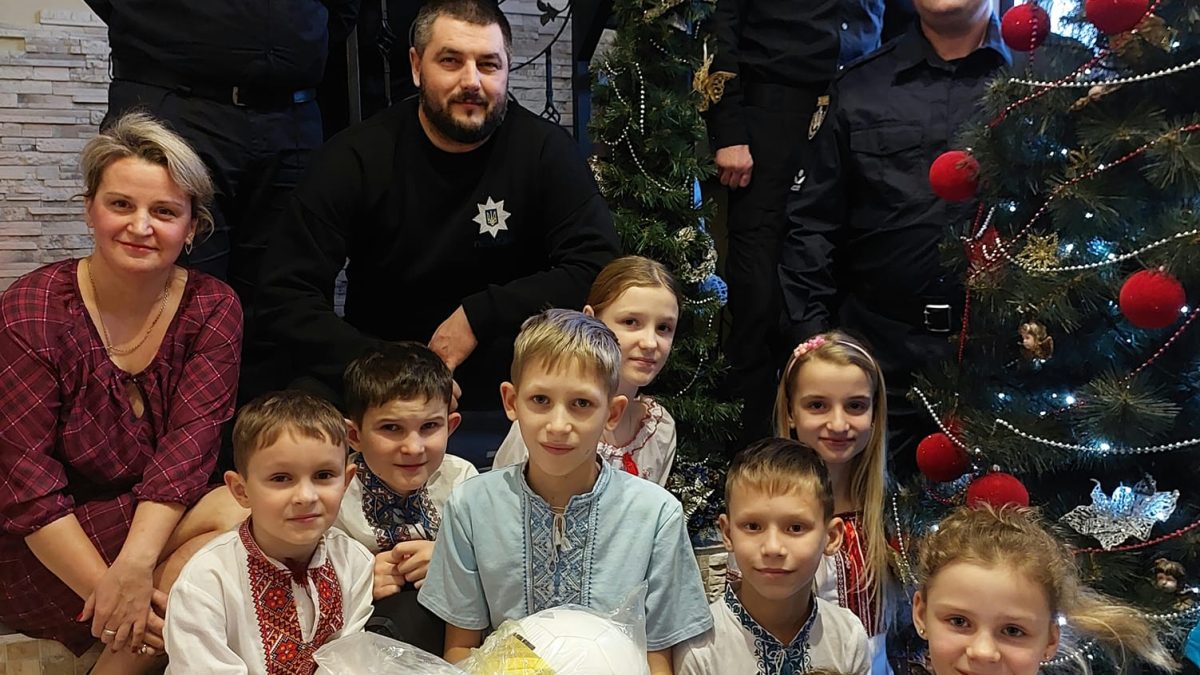 Поліцейські привітали із зимовими святами дітлахів Кам'янського
