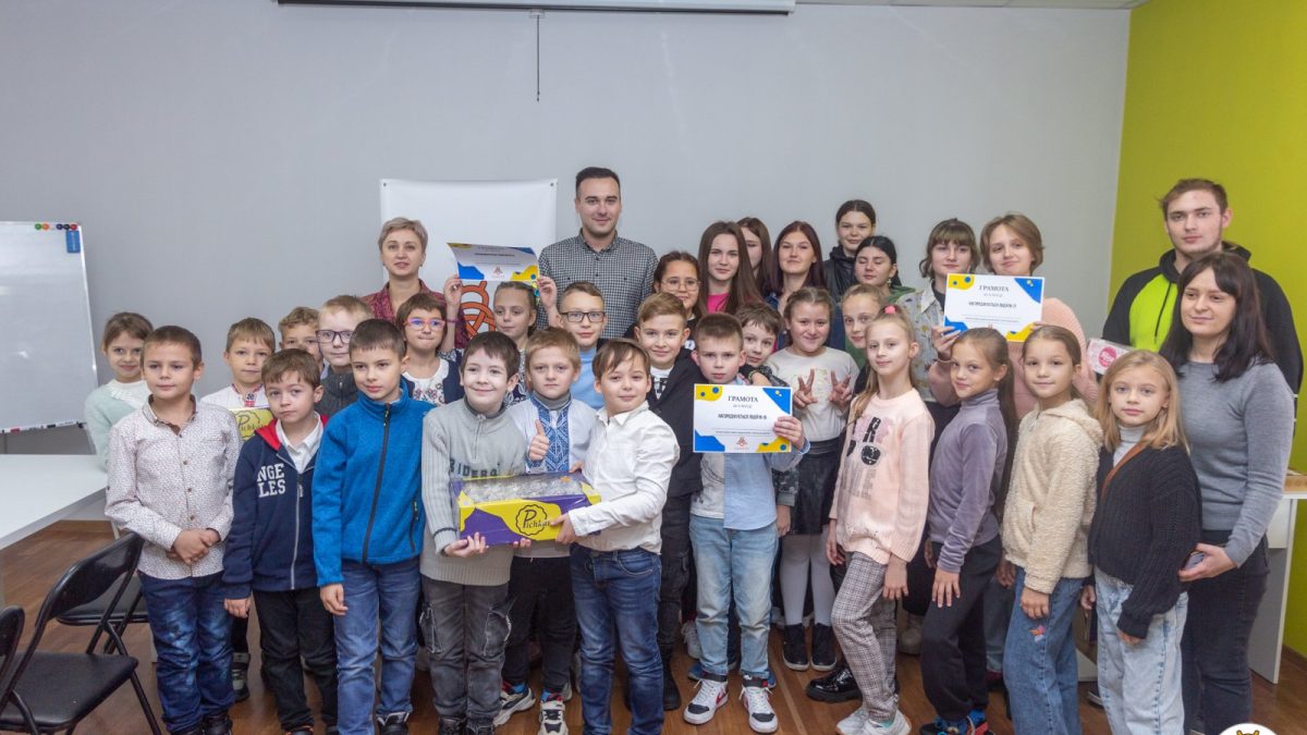 Учні Кам'янського зібрали чотири тонни макулатури для ЗСУ - деталі
