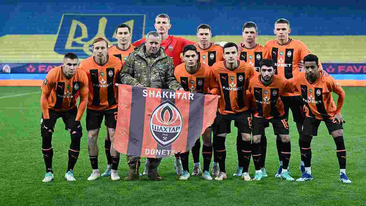 Шахтар отримав перед матчем прапор клубу, врятований в Авдіївці – відео
