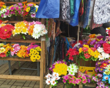 У Кам&#039;янському придбати квіти та солодощі на поминальні дні можна в одному місці: перелік місць торгівлі