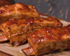 Спробуйте соковиті тушковані свинячі ребра в пиві з цибулею — зимова страва, що зігріває до кісток