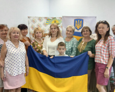 Смачним пирогом у Кам’янському переселенці з Авдіївки відсвяткували День Незалежності - подробиці