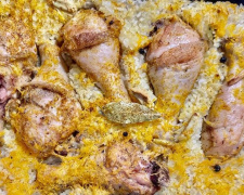 Ситна вечеря без зайвого клопоту: рис із курячими гомілками в рукаві