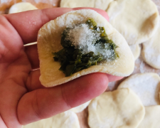 Приготуйте вареники зі щавлем — кислинковий смак квітня в кожному шматочку