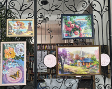 Мистецтво, що торкається серця: у Кам’янському бібліотека на Шевченка запрошує на виставку бісерної вишивки