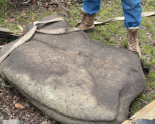 На Дніпропетровщині знайшли кам&#039;яну стелу третього тисячоліття до нашої ери