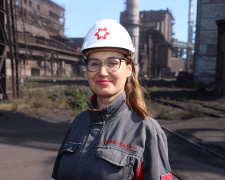 Від елегантних суконь до робочої форми: історія Олександри Піскарьової з Каметсталі