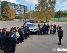 У Кам’янському поліцейські напередодні канікул нагадали ліцеїстам про безпеку на дорозі