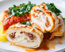 Приготуйте курячі рулетики з беконом і сиром — хрустка страва, яка зникає зі стола першою