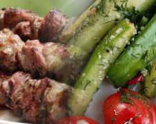 Яскраві мариновані закуски до шашлику: редиска з кінзою та пряні помідори 