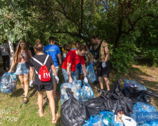 Активісти Кам&#039;янського прибрали зелену зону біля лівобережного дренажного каналу: скільки сміття зібрали