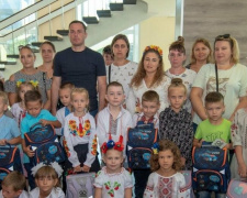Діти Кам’янського отримали рюкзаки та шкільне приладдя