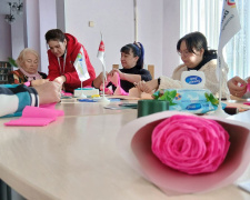 Троянди як терапія: кам’янчани створювали квітку з паперу для боротьби зі стресом