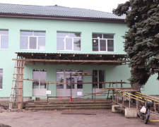 Модернізація П’ятихатської лікарні: у поліклініці утеплили фасад і облаштовують пандус