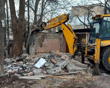 У Кам&#039;янському продовжують демонтувати незаконні споруди - фотозвіт