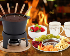 Здивуйте всіх ніжним шоколадним фондю з фруктами — десерт, від якого неможливо відірватися!