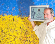 Найбільший український прапор на полотні: новий національний рекорд створив художник з Дніпра