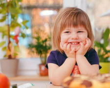 Усміхнена дитина у дитячому садочку