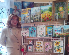 «Життя у кольорі» заради Перемоги: у бібліотеці Кам&#039;янського відкрилася благодійна виставка, яка збирає кошти для ЗСУ