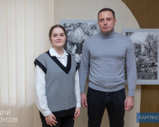 Український колорит крізь призму сучасності: у Кам&#039;янському відкрилася виставка графічних картин Маргарити Троценко
