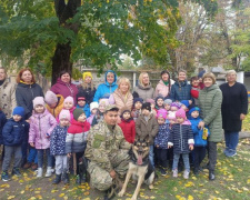 Поліцейський Кам&#039;янського познайомив школярів із чотирилапою помічницею - фото