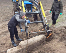Спадщина тисячоліть у полі: на Дніпропетровщині випадково знайшли унікальну кам’яну стелу