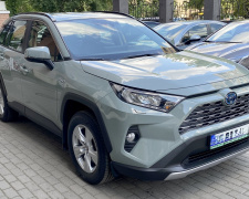 Toyota RAV-4 за 5 тис. грн: як начальник сервісного центру МВС у Кам’янському &quot;вигідно&quot; оновив автопарк