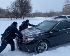 Звільняють зі снігової пастки та буксирують - поліцейські допомагають кам&#039;янчанам