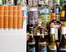 Незаконний продаж алкоголю та цигарок у Кам&#039;янському: поліція вилучила товар на 200 тисяч гривень