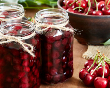 Рецепт пікантної маринованої черешні