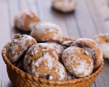 Спробуйте ароматні медові пряники з глазур’ю — класичний зимовий десерт, що наповнить дім святковим ароматом