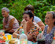 У Кам&#039;янському районі благодійники організували для переселенців святковий пікнік із смаколиками та веселими конкурсами