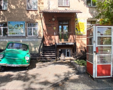 Назад у майбутнє по-кам’янськи: у місті куточок часу з авто і телефонною будкою приваблює перехожих