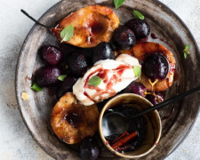 Скуштуйте домашній десерт: виноград та груші у марсаловому сиропі з корицею та ваніллю