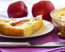 Приготуйте ніжну сирну запіканку з яблуками — солодкий сніданок або десерт