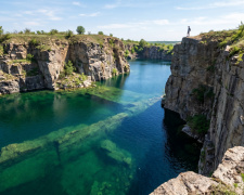Гранітні скелі та кришталева вода
