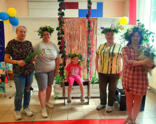 У Кам’янському жінки з Маріуполя на етномайстер-класі плели купальські вінки 