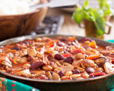 Зваріть поживне рагу з консервованої квасолі та рису — гаряче й ситне з гуманітарного набору