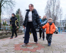На Дніпропетровщині триває примусова евакуація сімей з дітьми - які громади потрапили до тривожного переліку