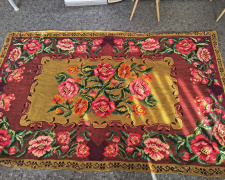 Два з половиною метри краси: бібліотека Кам’янського отримала унікальний вишитий килим