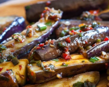 Спробуйте хрусткі баклажани по-китайськи в солодко-гострому соусі — ресторанний смак за 20 хвилин