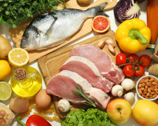 Відкритий холодильник з продуктами під час відключення електроенергії