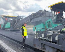 Чотири смуги замість старої дороги: як на Дніпропетровщині перебудовують трасу між обласним центром та столицею