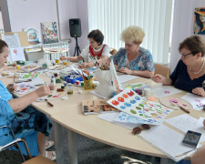 У Кам&#039;янському жінки опановували новий секрет петриківського розпису та продовжили готуватися до першої авторської виставки